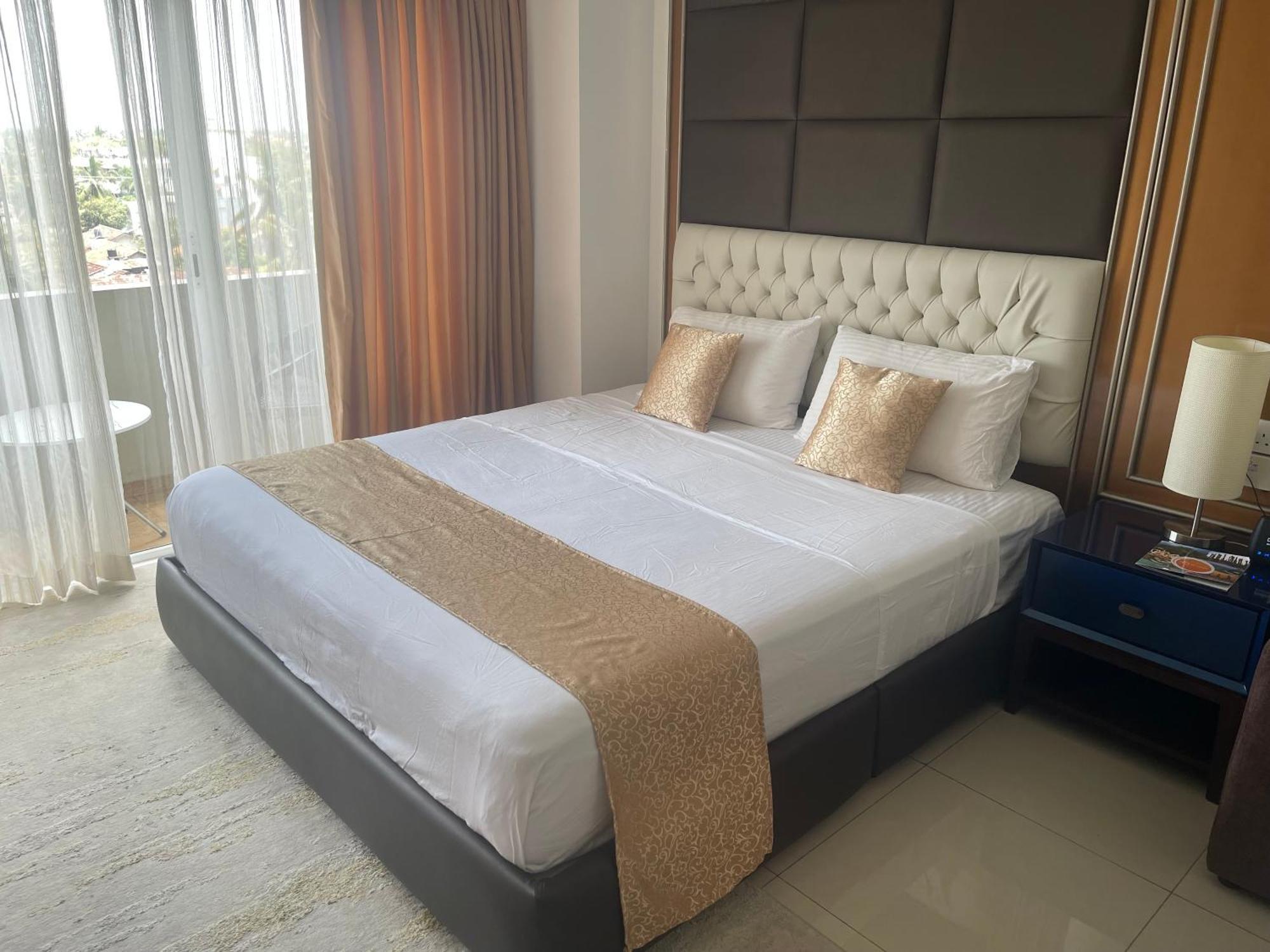 Ocean Breeze Sea View Luxury Apartments Negombo Exterior foto