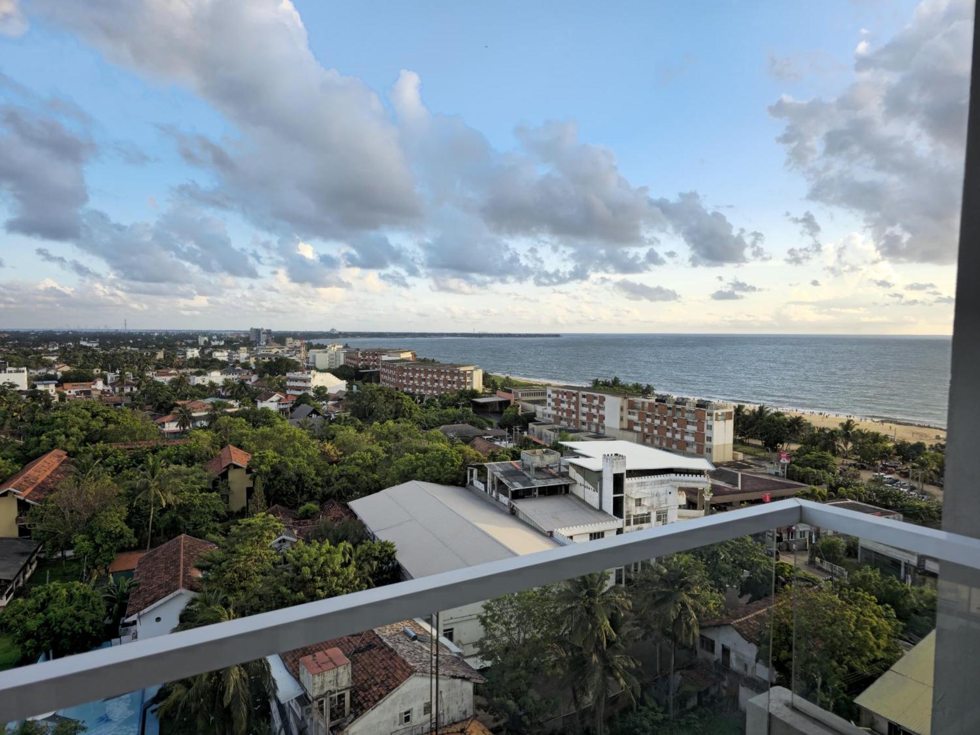 Ocean Breeze Sea View Luxury Apartments Negombo Exterior foto