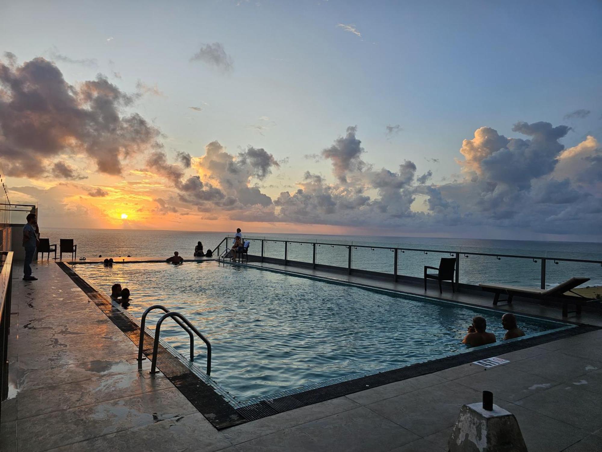 Ocean Breeze Sea View Luxury Apartments Negombo Exterior foto