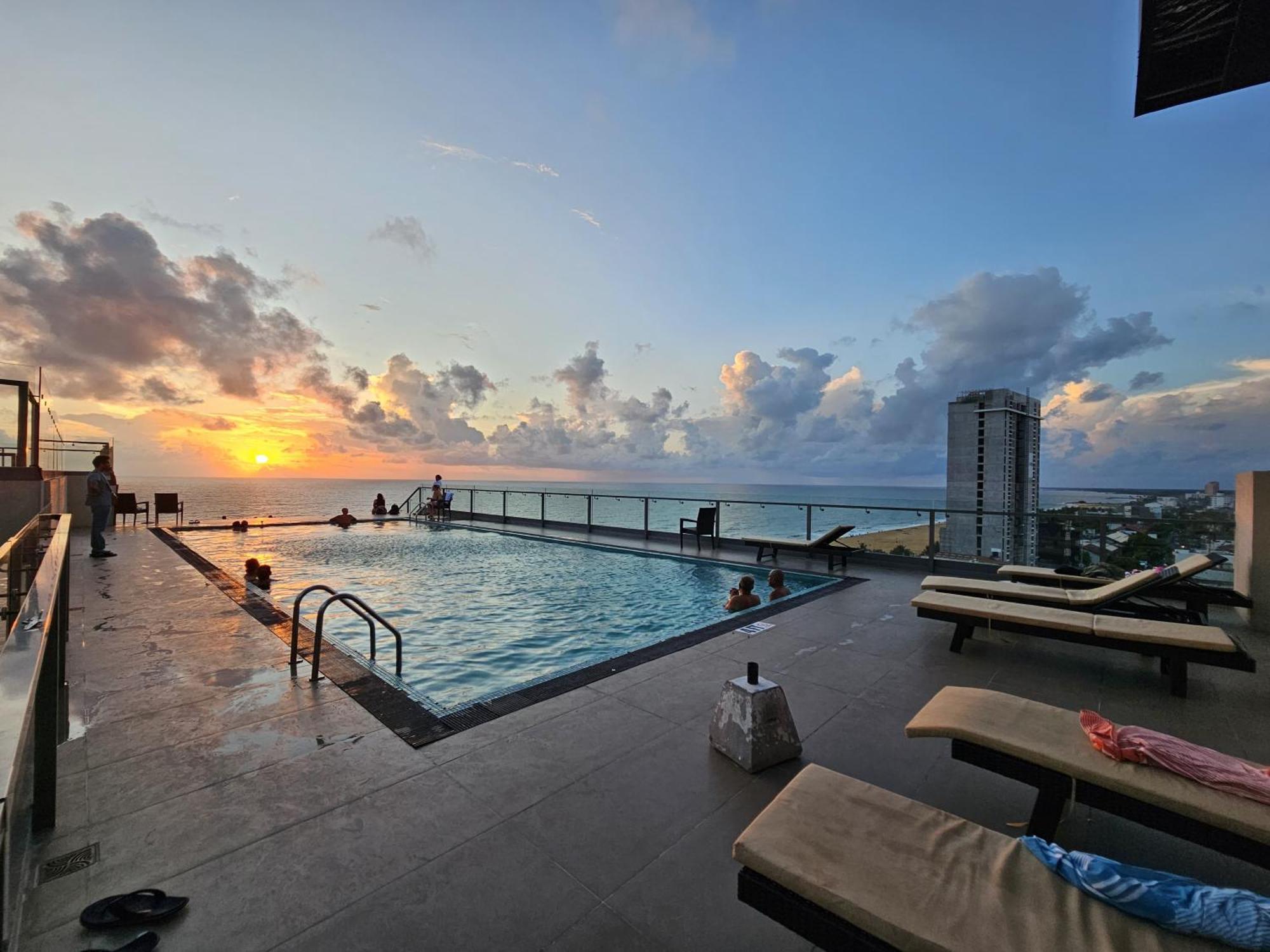 Ocean Breeze Sea View Luxury Apartments Negombo Exterior foto